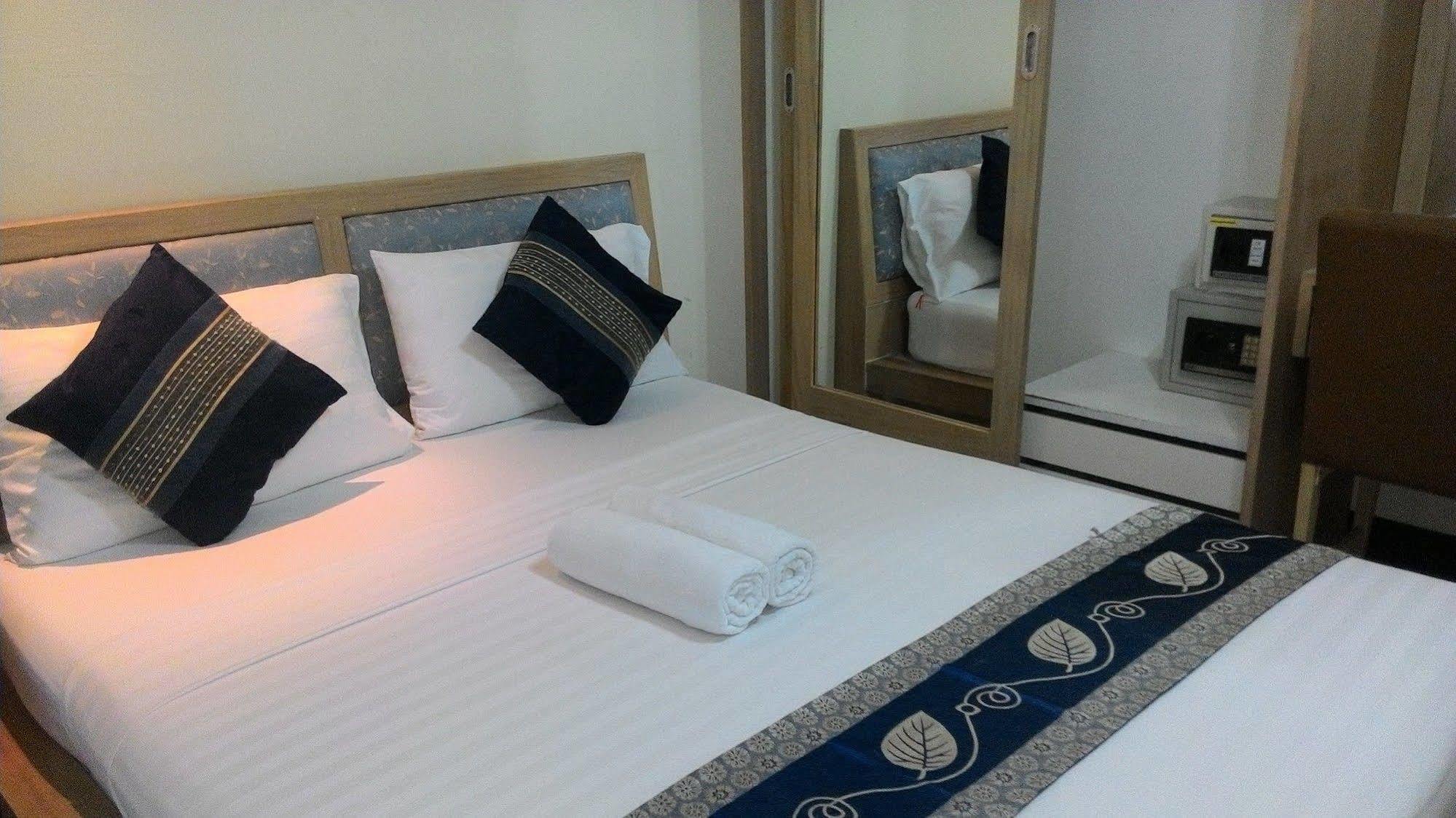 Orange Hotel Patong Extérieur photo