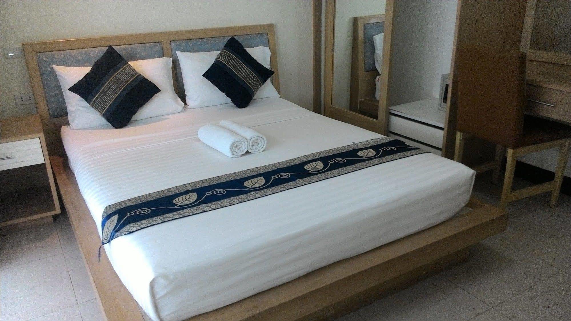 Orange Hotel Patong Extérieur photo