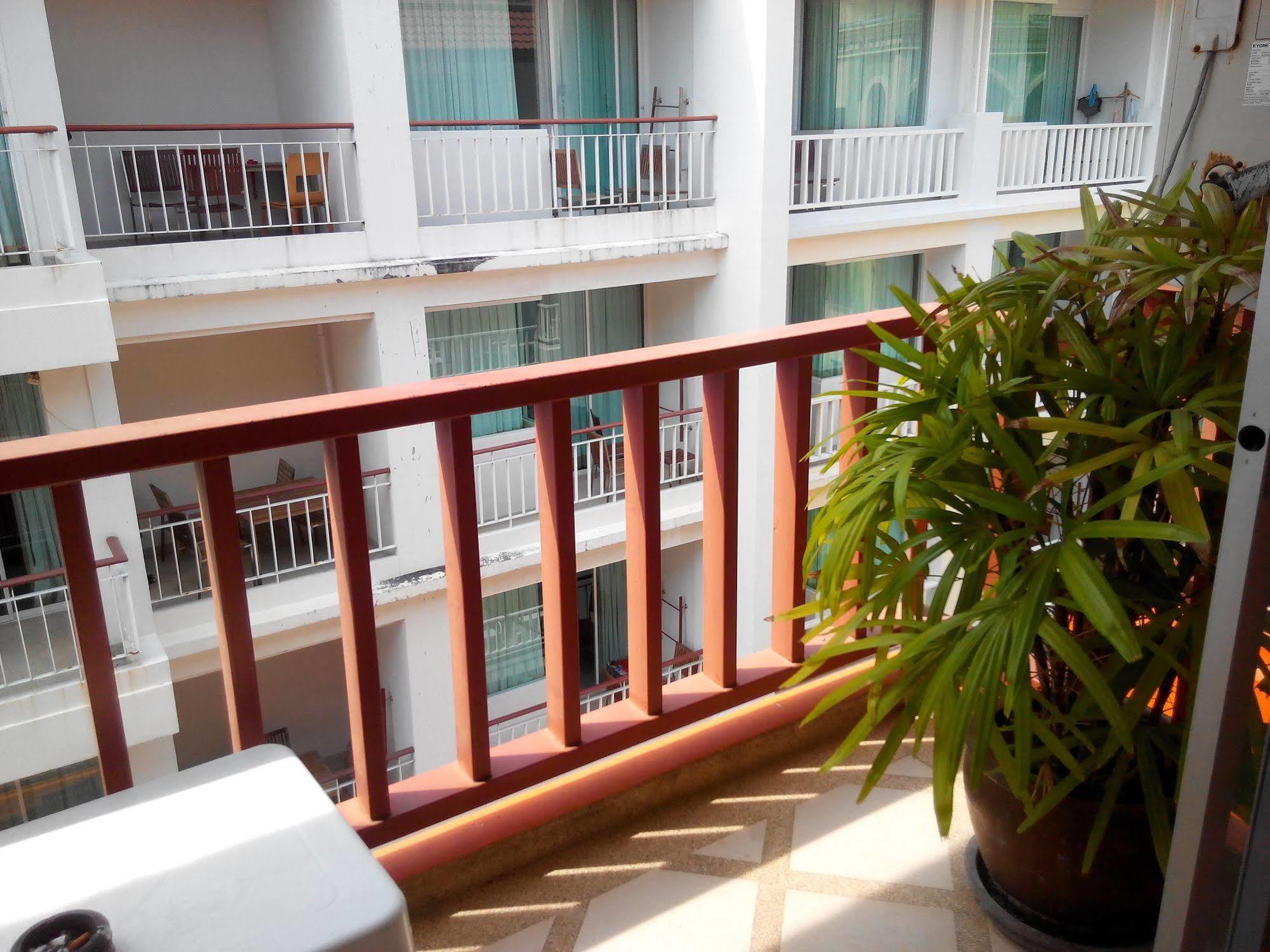 Orange Hotel Patong Extérieur photo