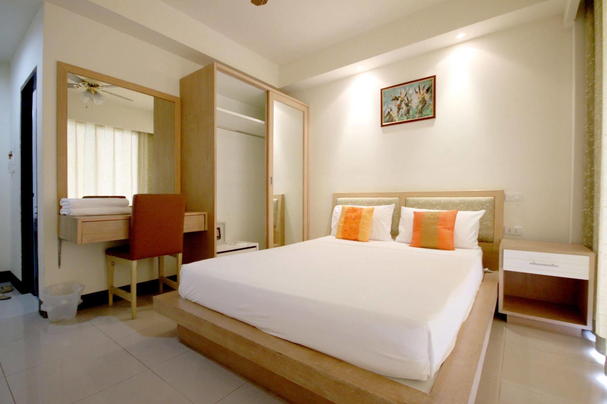 Orange Hotel Patong Extérieur photo