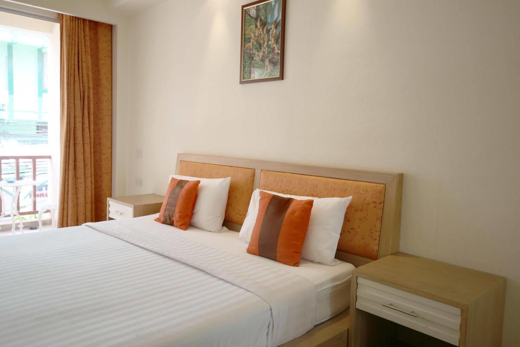 Orange Hotel Patong Extérieur photo