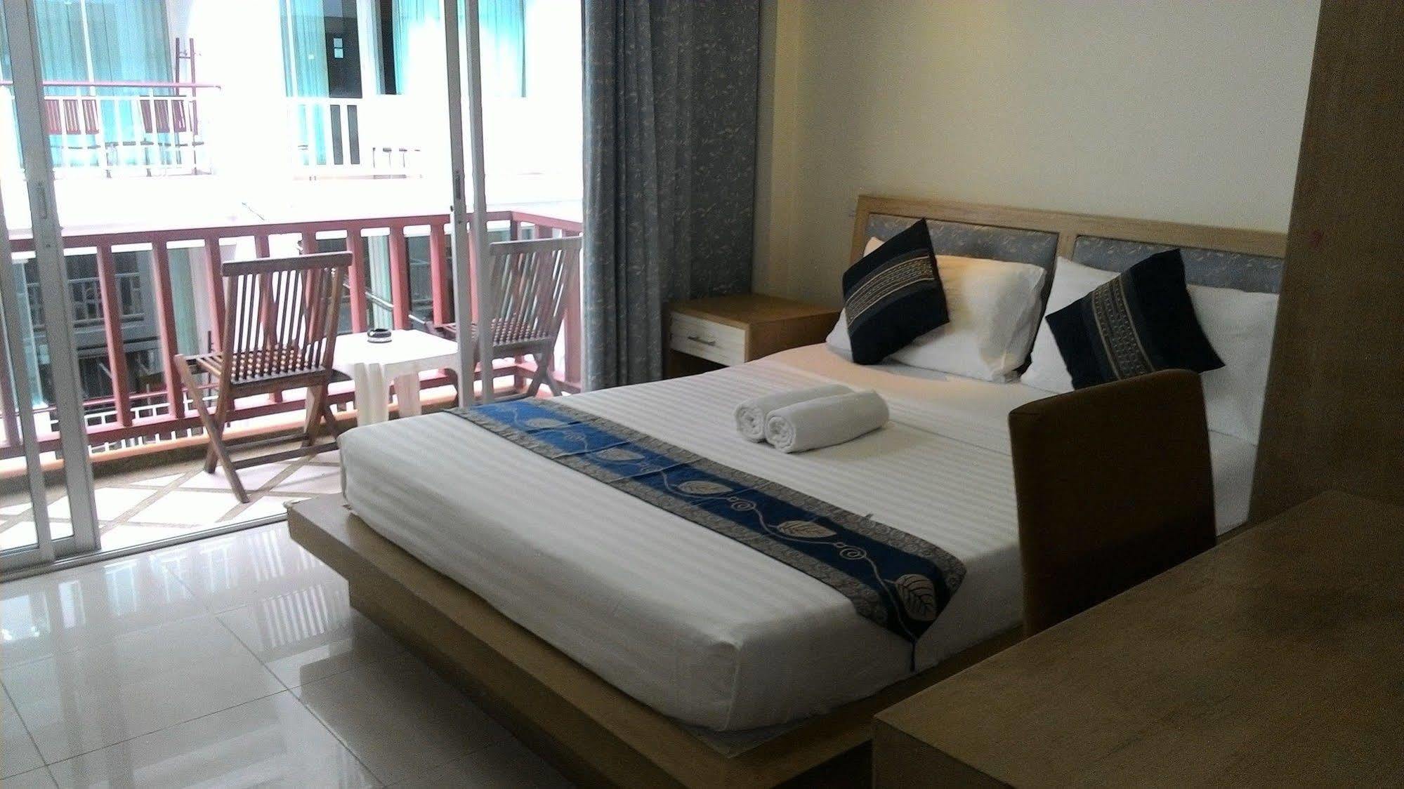Orange Hotel Patong Extérieur photo